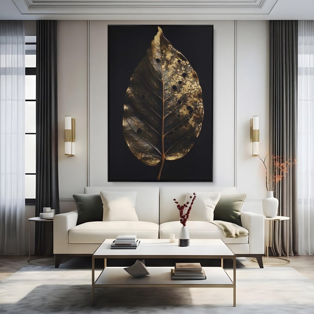Tablou canvas cu tablou canvas cu frunza uscata, in rama de aluminiu negru, pe perete intr-un living